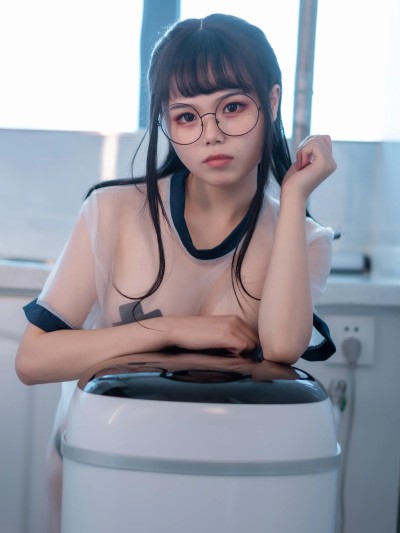 Qiyuemiaozi (七月喵子) – Girl With Glasses Drinking Yogurt