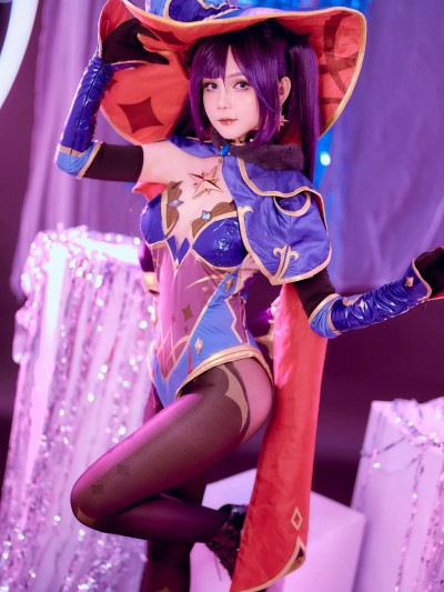 Joyce (Joyce Lin2x) cosplay Mona – Genshin Impact