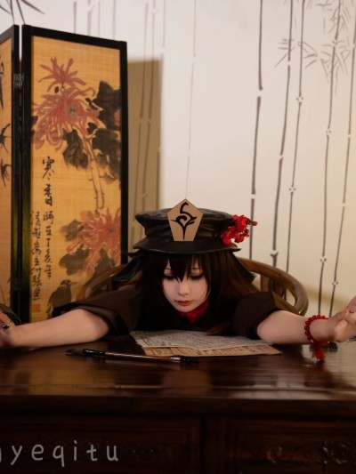 星野柒兔 (Xingyeqitu) cosplay Hutao – Genshin Impact