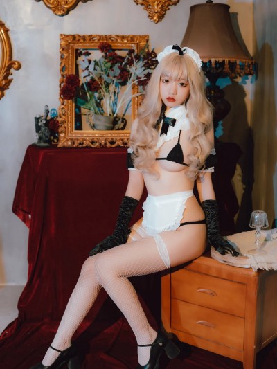 柒柒要乖哦 (Qiqi yao guai o) – Bikini maid