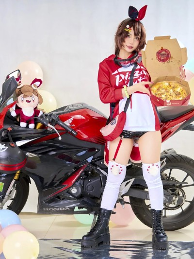 Joyce (Joyce Lin2x) cosplay Amber Pizza – Genshin Impact