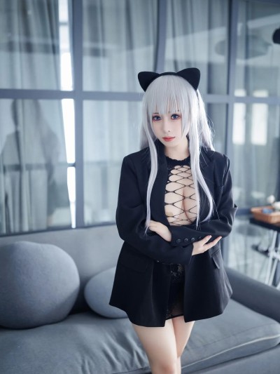 胡桃猫Kurumineko – Captivating Cat Girl