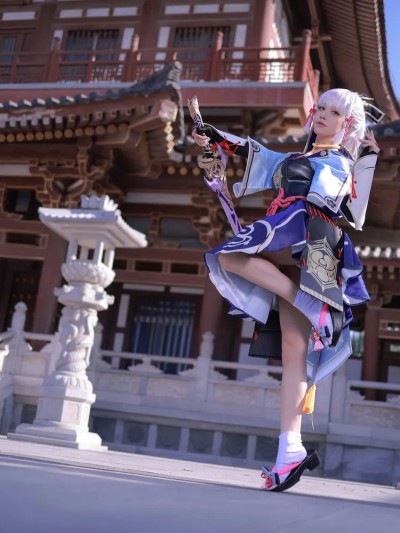 Aqua cosplay Ayaka – Genshin Impact