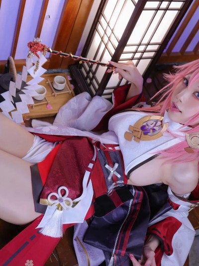 Joyce cosplay Yae Miko – Genshin Impact