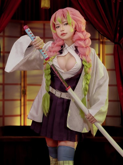 ZinieQ (ジニCosplayer) cosplay Mitsuri Kanroji – Kimetsu no Yaiba
