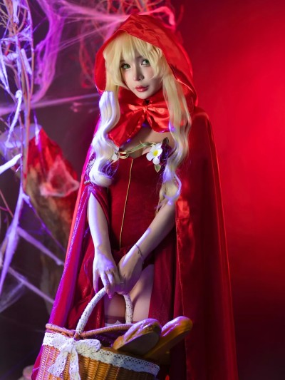 Umeko J – Red Riding Hood