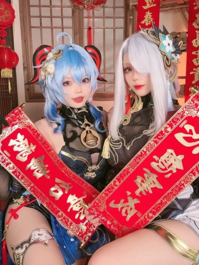 九言 (Jiu Yan) and 小瑶幺幺 (xiaoyaoyaoyao12) cosplay Ganyu and Shenhe Lunar New Year – Genshin Impact