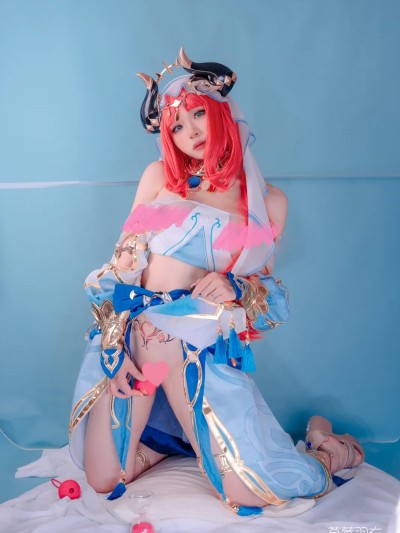 草莓羽衣 (caomeiyuyi) cosplay Nilou – Genshin Impact