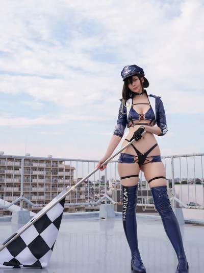 Unknow Cosplayer 2 cosplay Baltimore Race Queen – Azur Lane