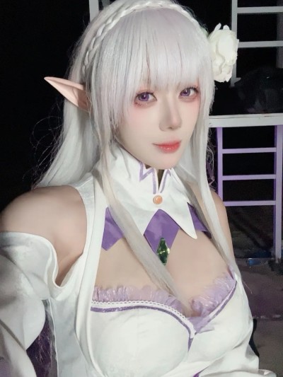 九言 (Jiu Yan) cosplay Emilia – Re:Zero